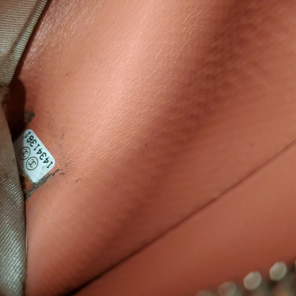 CHANEL shiny patent/quilted leather wallet - Picture 8 of 10